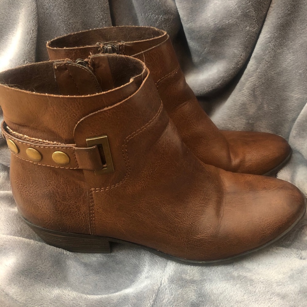 7.5 Xappeal booties with gold details